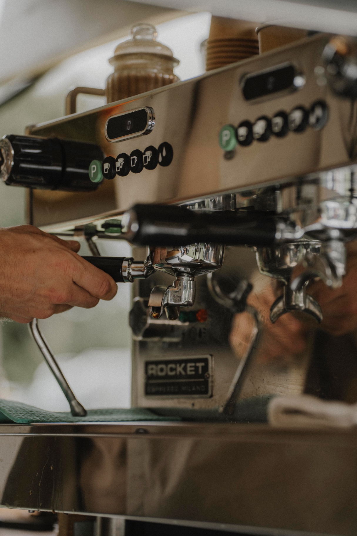 Nahaufnahme der Espressomaschine beim Brühen