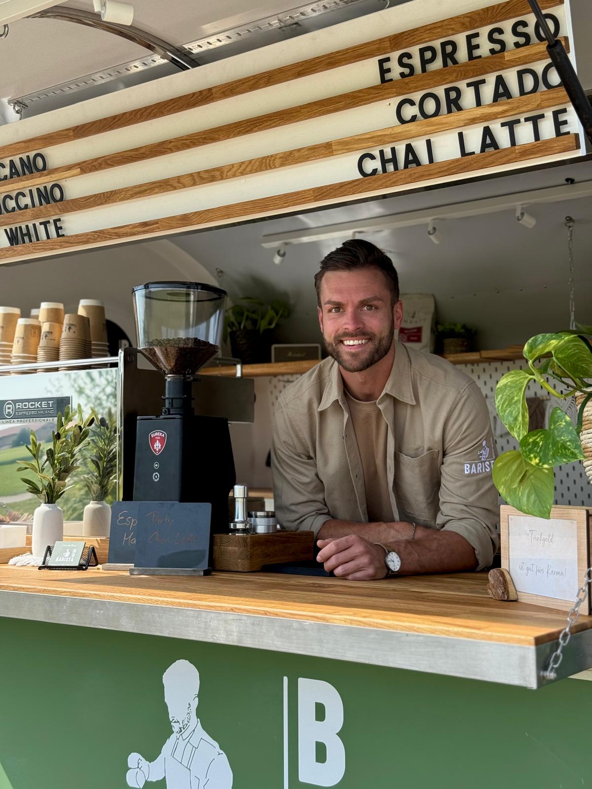Julian, Gründer von Barista Bua, im mobilen Kaffeewagen