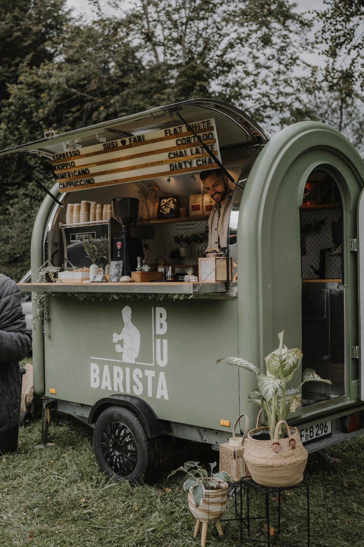 Der salbeigrüne Barista-Bua Kaffeewagen